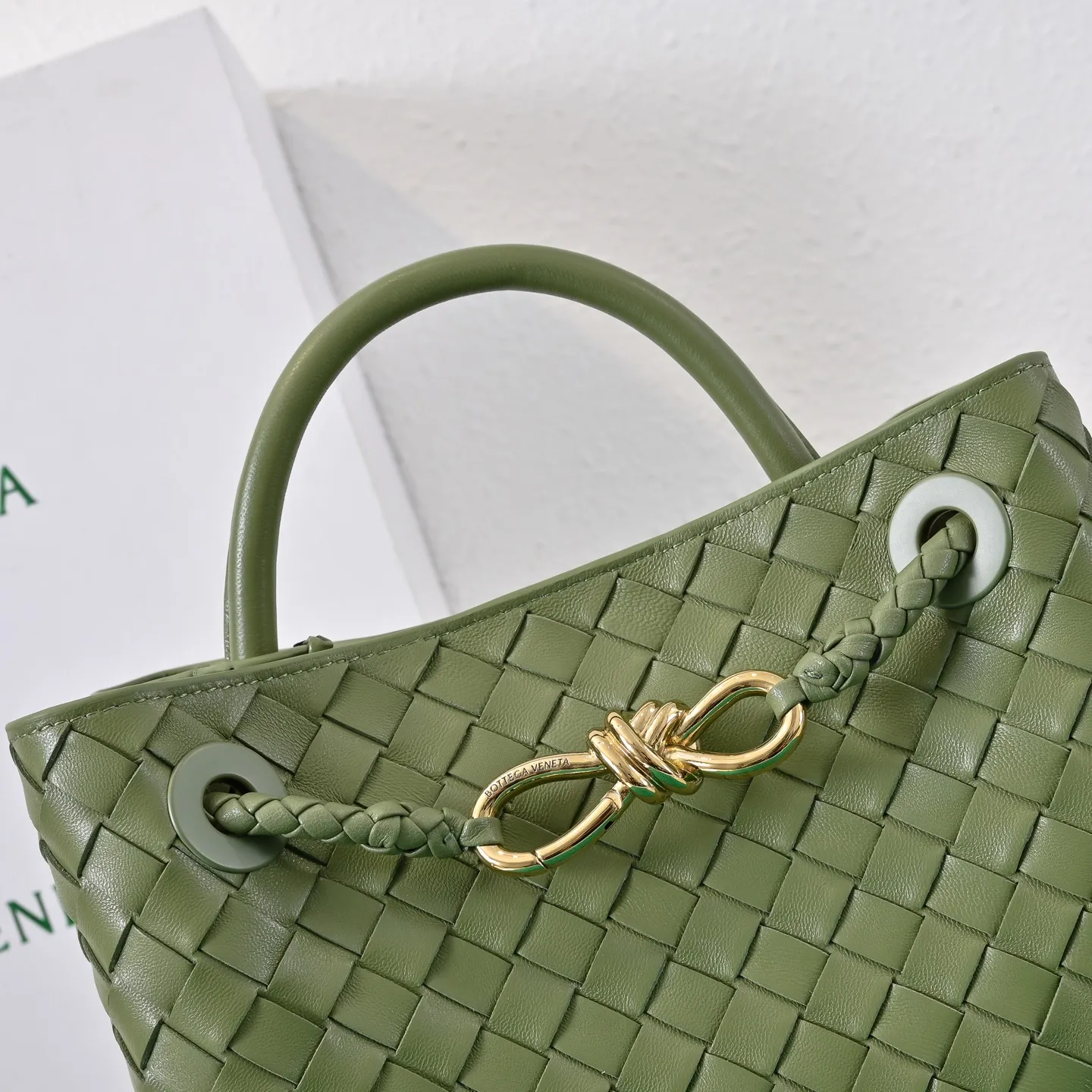 Batch 1860 B's 2023 spring and summer new style continues the brand's woven pattern style with detailed metal knot switch buckles. This time, the shoulder straps are also made into tube weaves, showing different craftsmanship. The carrying method is versatile to create more different styles. Intrecciato woven leather small handbag, equipped with sliding crossbody strap. Internal compartments, including 1 zipper pocket and 2 open pockets. Magnetic buckle closure. Size: 25*20*10cm Model: 7463#